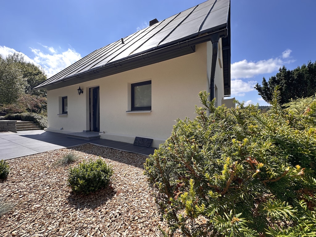 Freistehendes Haus mit Ofen, Terrasse und Garten