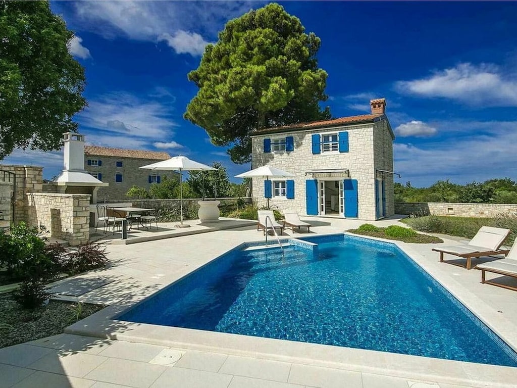 Villa in Sveti Lovrec met zwembad