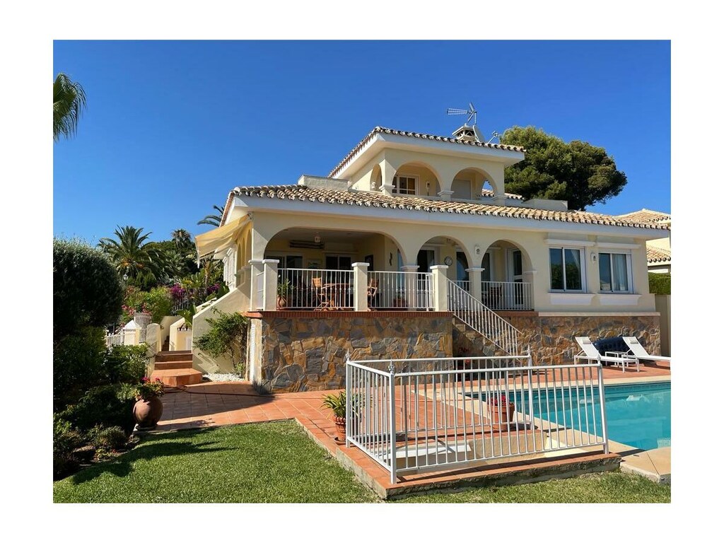 in Elviria met 180° uitzicht op zee