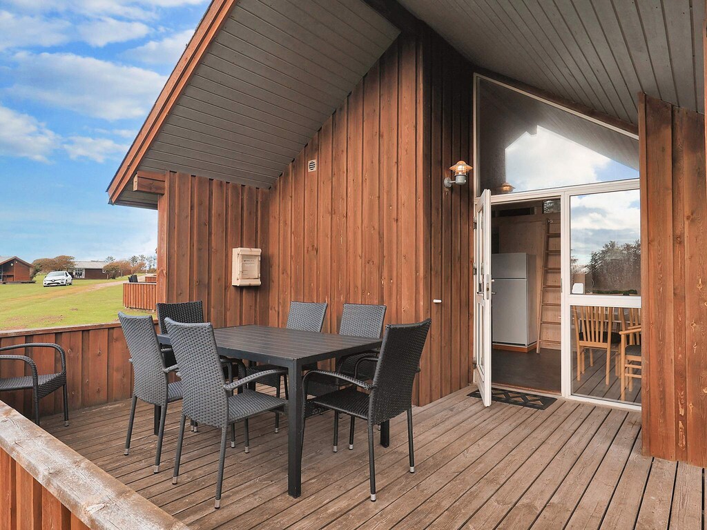Hut in campingresort met terras