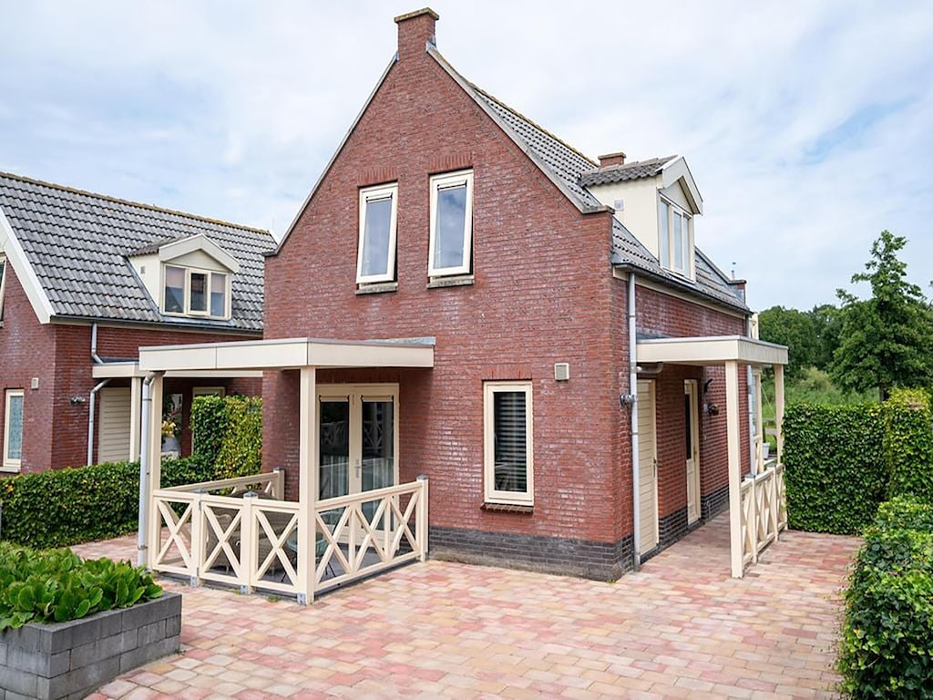 Gemütliches Ferienhaus am Wasser mit Garten