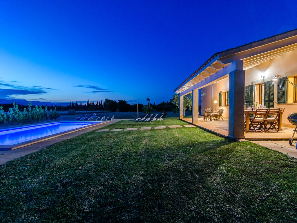 Villa in Muro met zwembad en bergzicht
