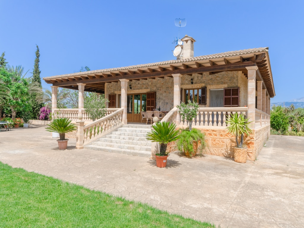 Villa in Buger met privézwembad & tuin