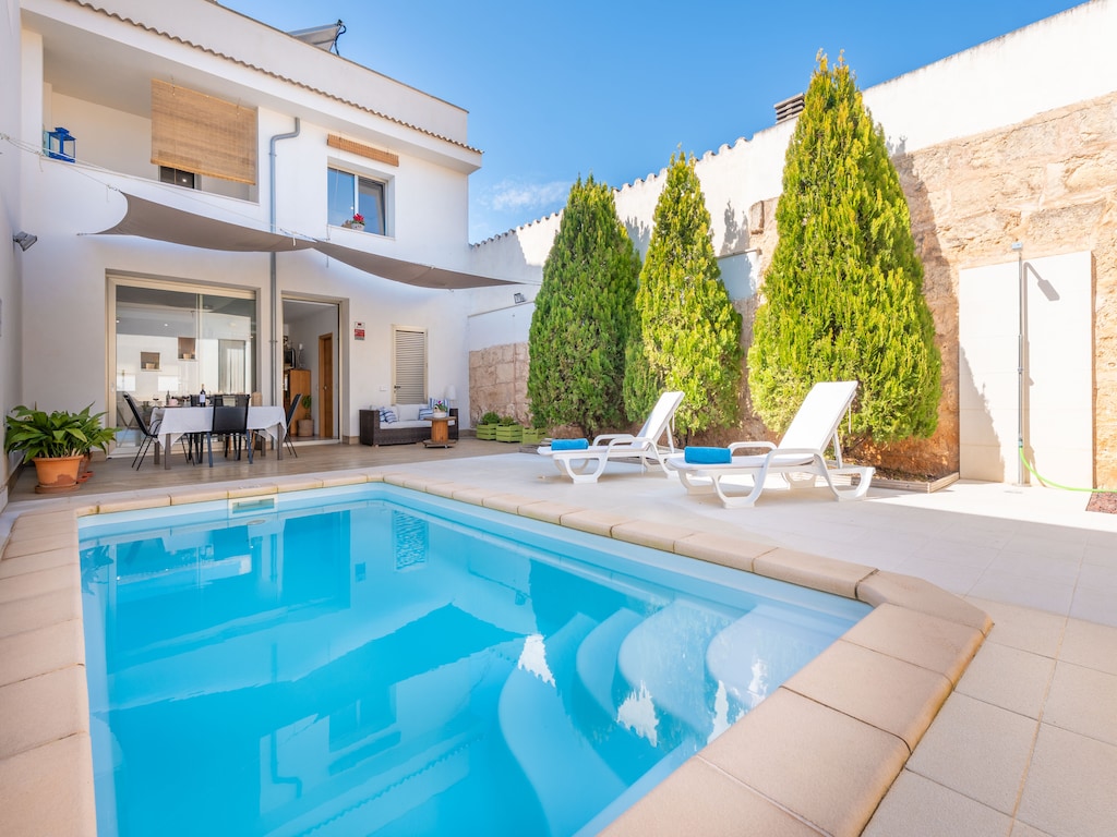 Villa in Muro met privézwembad en BBQ