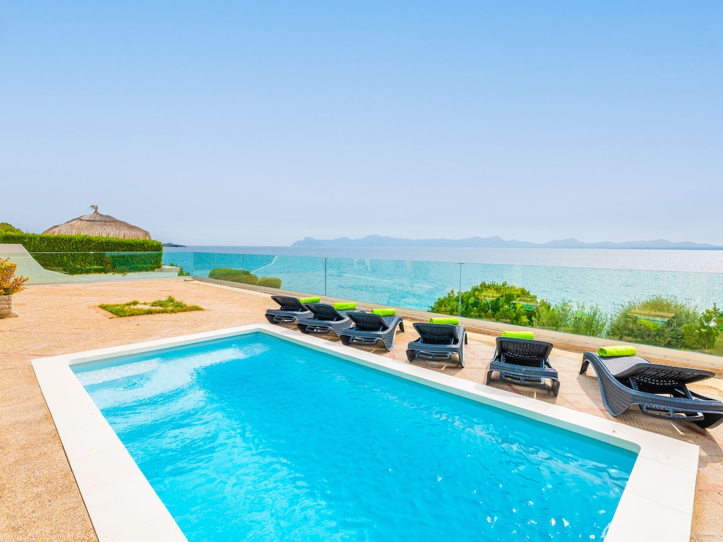 Villa aan zee met zwembad en uitzicht