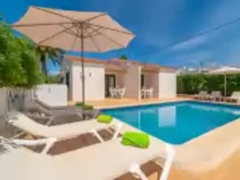 Gezellig Huis in Cala en Porter met Zwembad