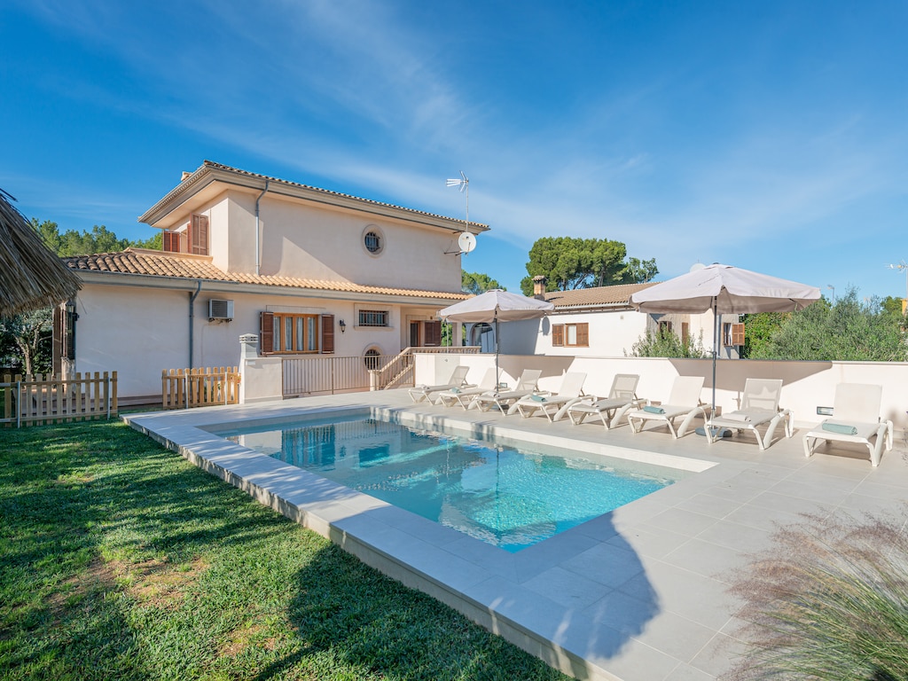 Villa in Son Serra met Zoutwaterzwembad