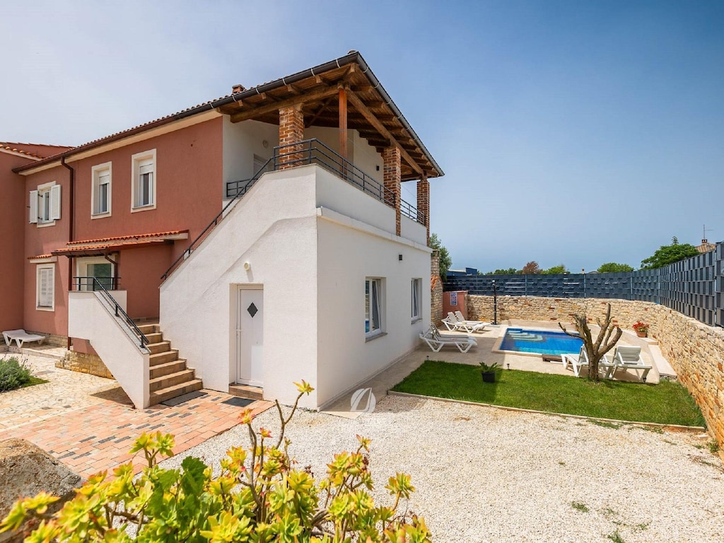 Vakantiehuis in Šikići met Zwembad en Gym
