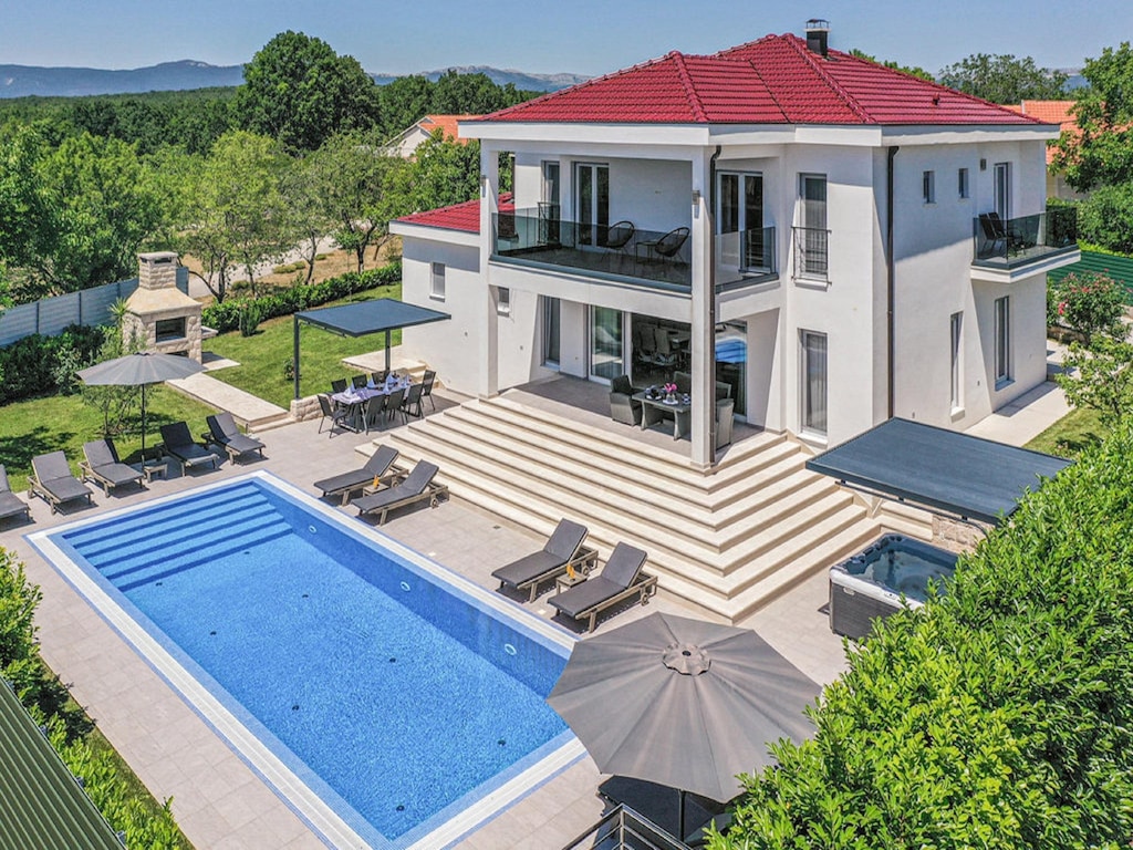Moderne villa met zwembad en bubbelbad