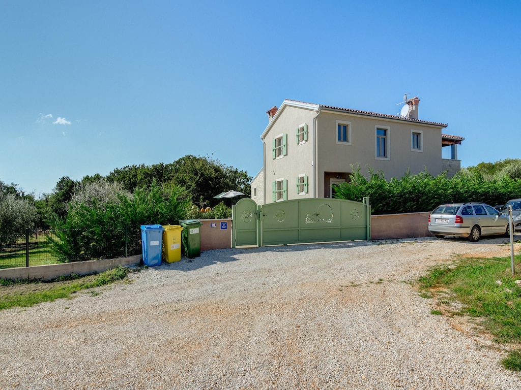 Villa in Srebrnići met zwembad bij Marea Beach