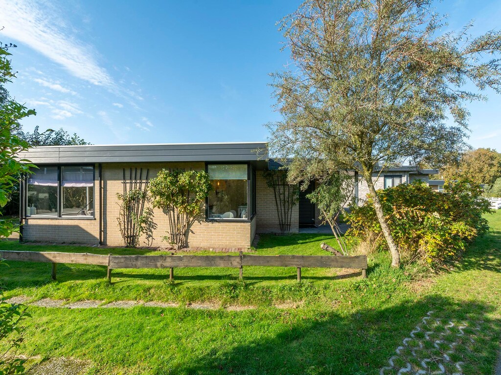Bungalow in Sint Maartenszee am Strand