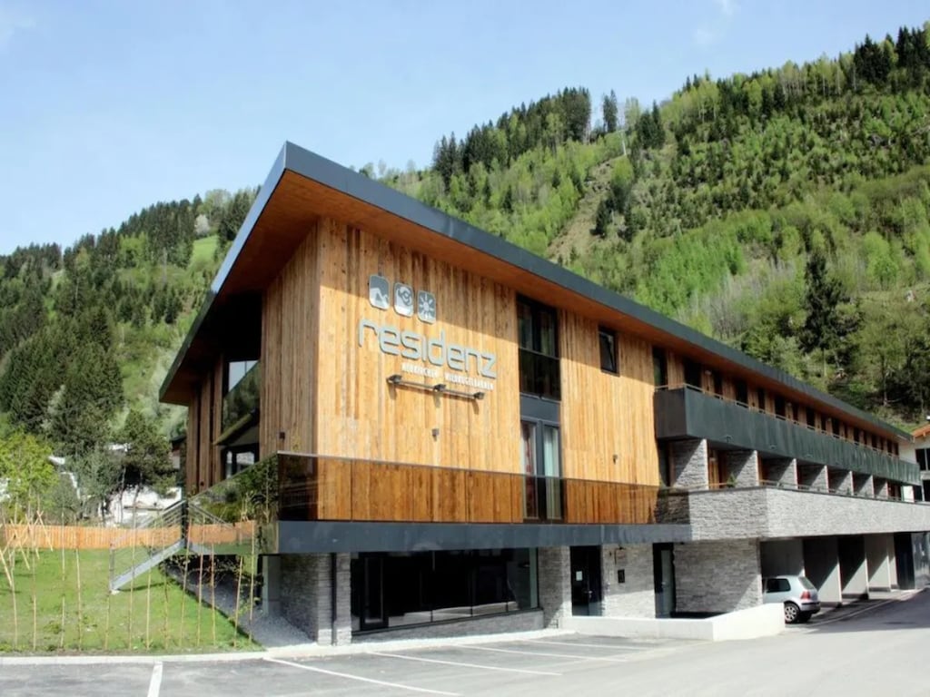 Scenic Alpine Stay with Balcony Views and Sauna