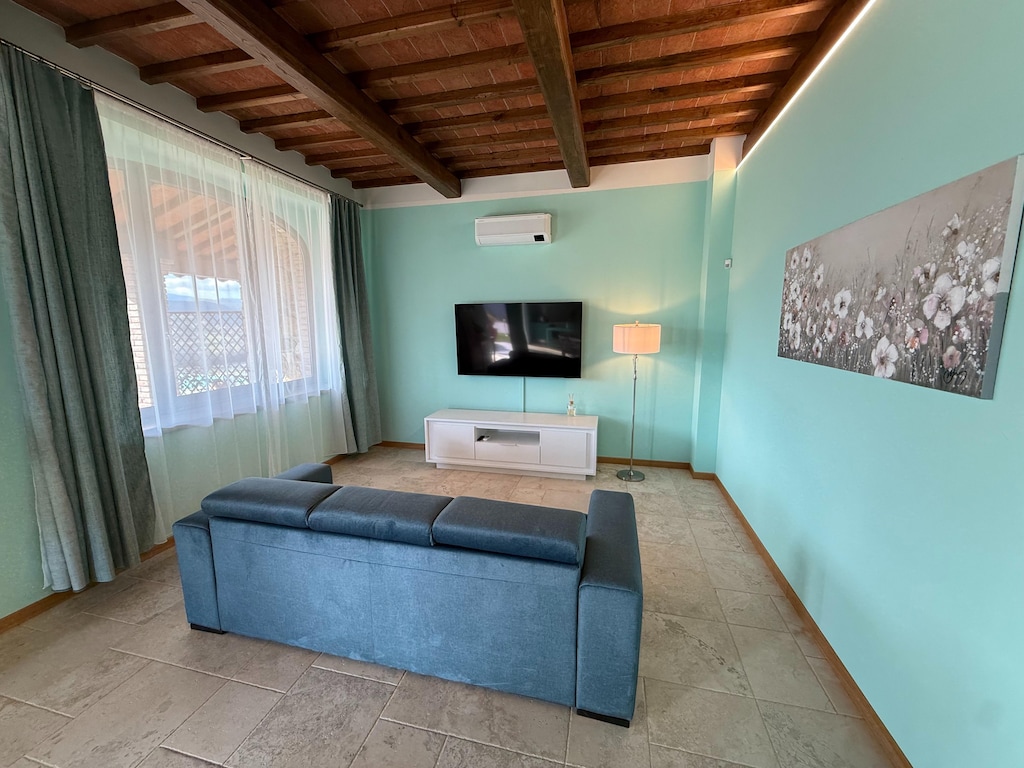 Ruim appartement in Poppi met gedeeld zwembad