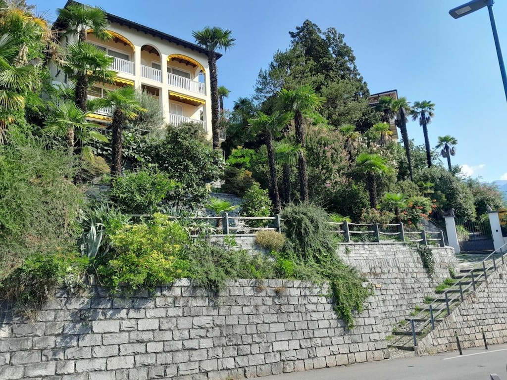 Villa Dora hieronder