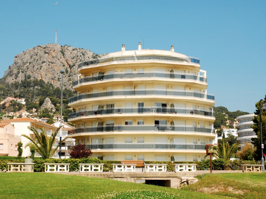 Appartement aan zee in Estartit met tuin
