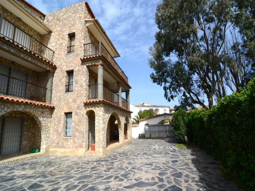 Appartement Emporium met terras in Lescala