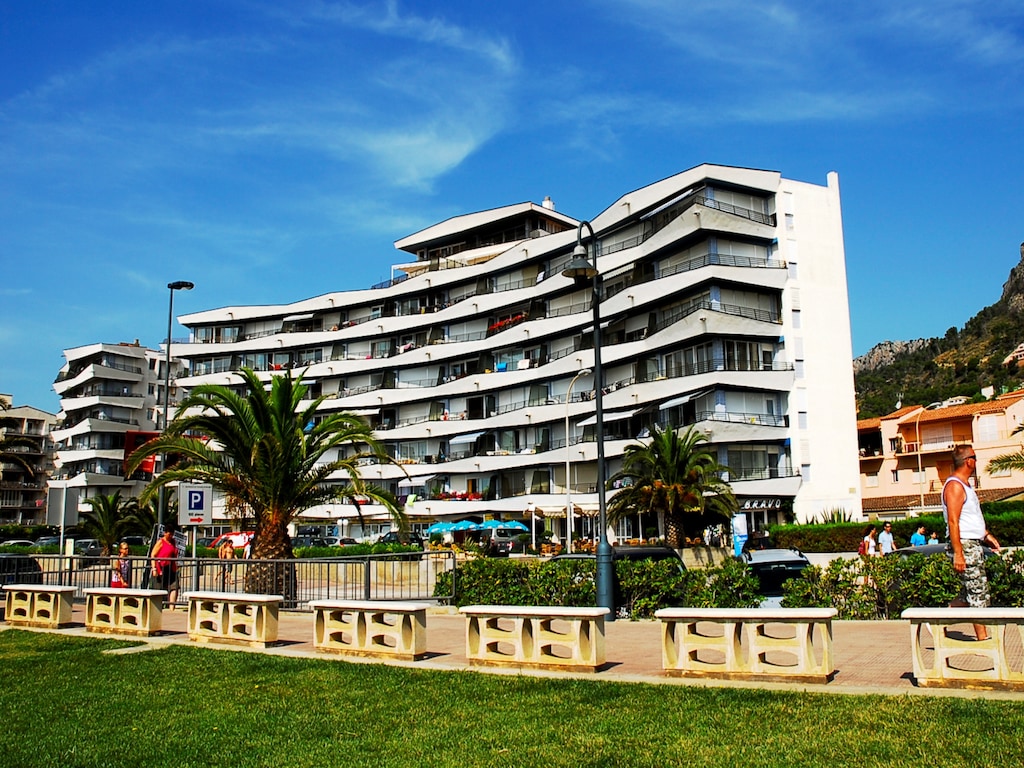 Appartement in Estartit vlakbij de golfbaan Empordà