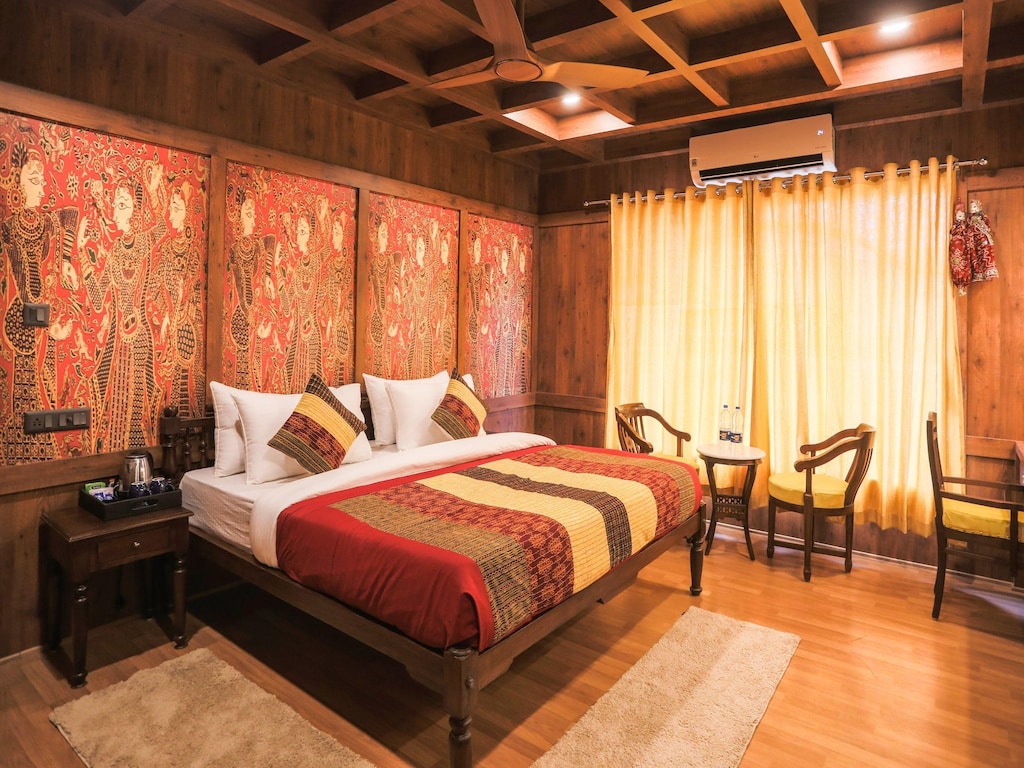 Hausboot in Kevadia nahe Statue der Einheit