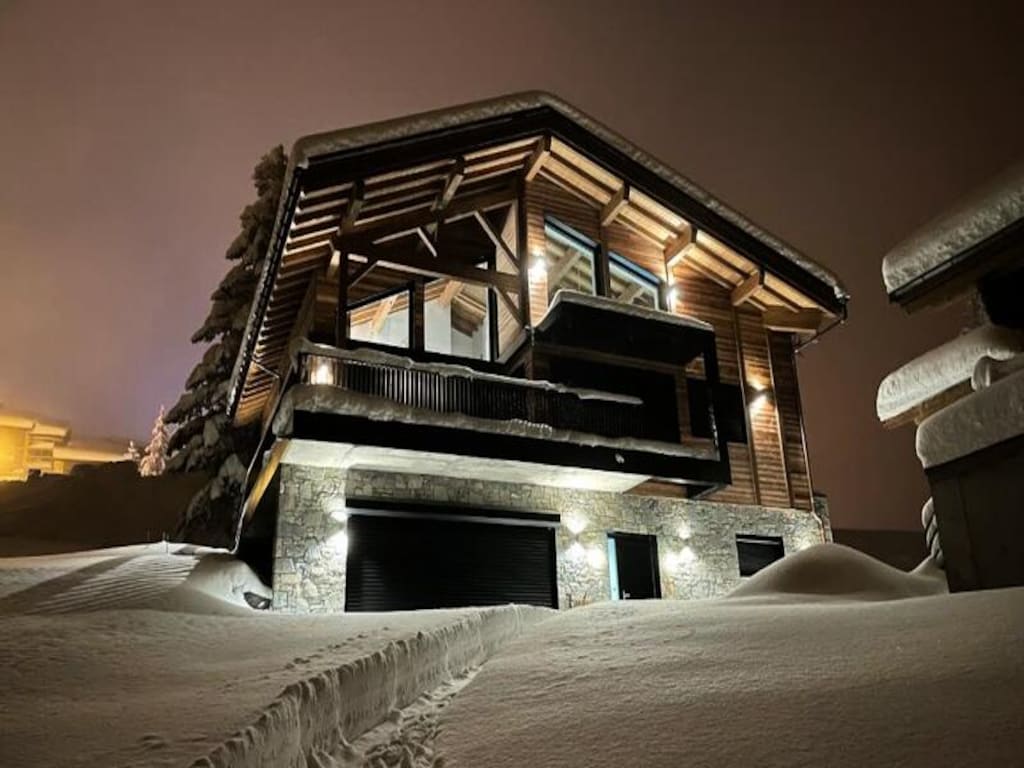 Chalet in Gollet mit Pool und Bergblick