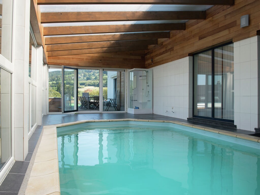 Ruim vakantiehuis in Heilrimont met een sauna en zwembad