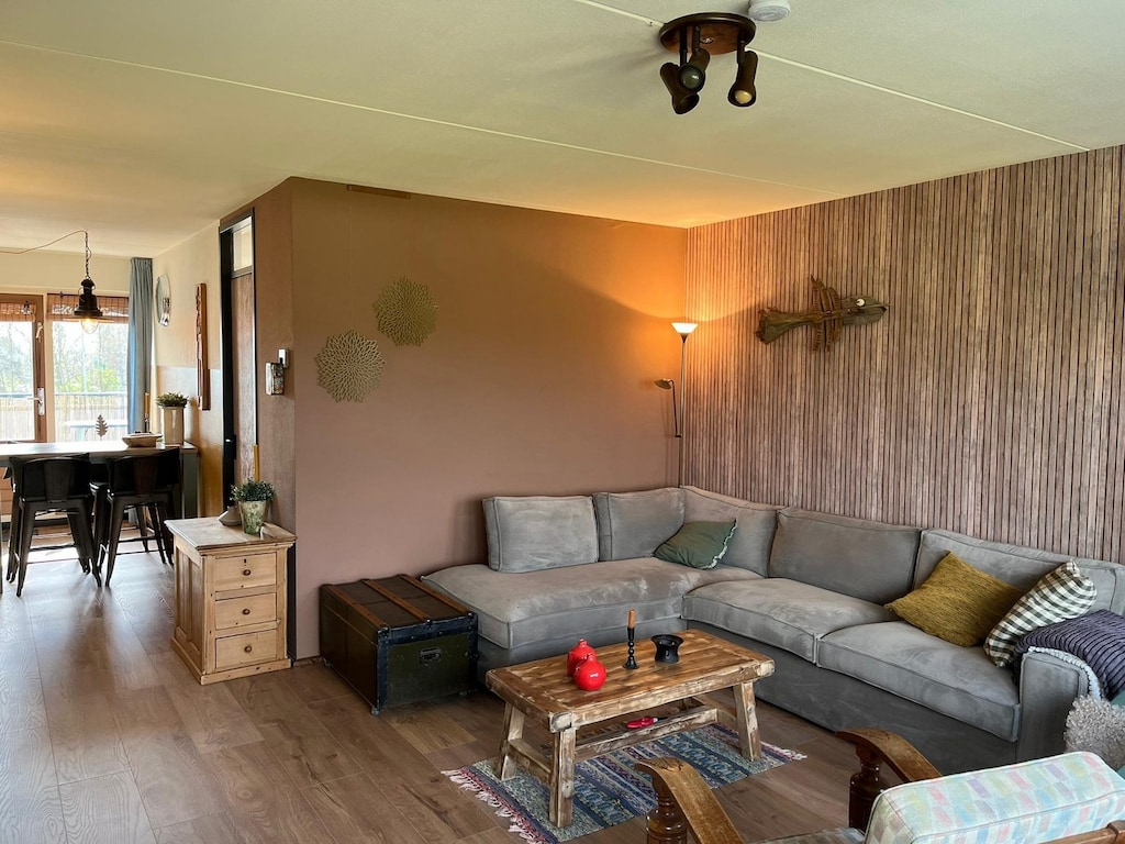 Ruim appartement in Maartenszeeduin