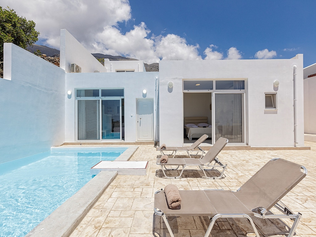 Villa in Mariou met privézwembad & strand