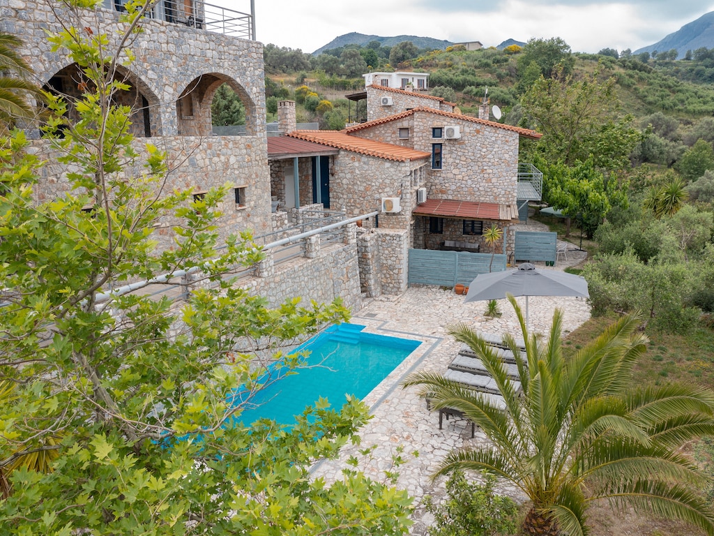 Villa op Kreta met privézwembad en bergzicht