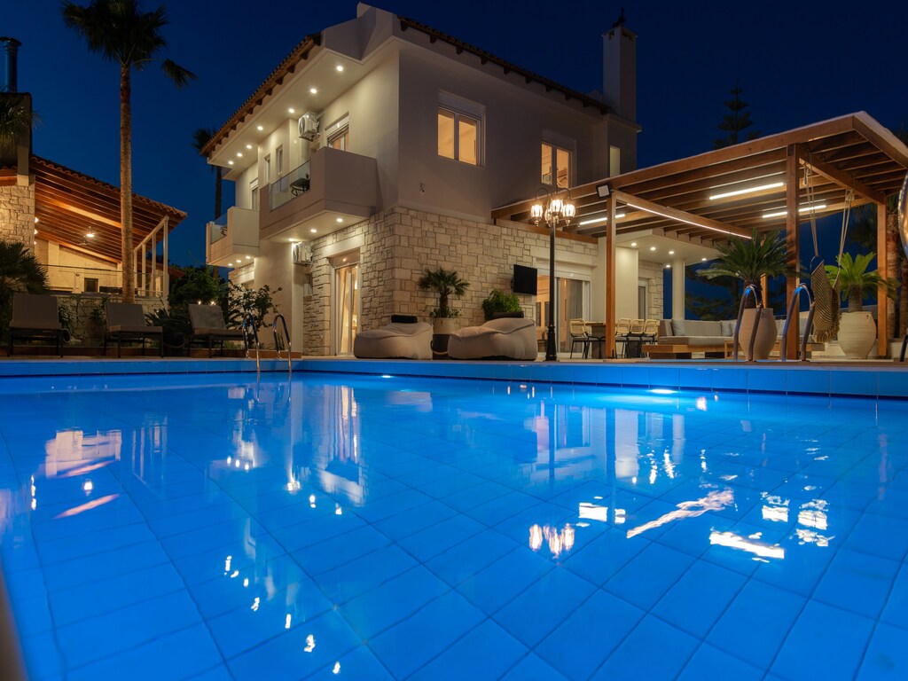 Villa in Kyrianna met zwembad en bergzicht