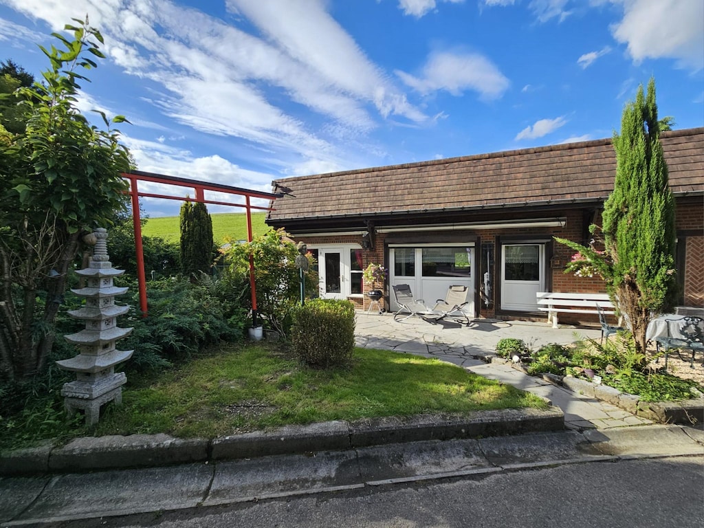 Bauernhaus in Belgien mit grünem Garten