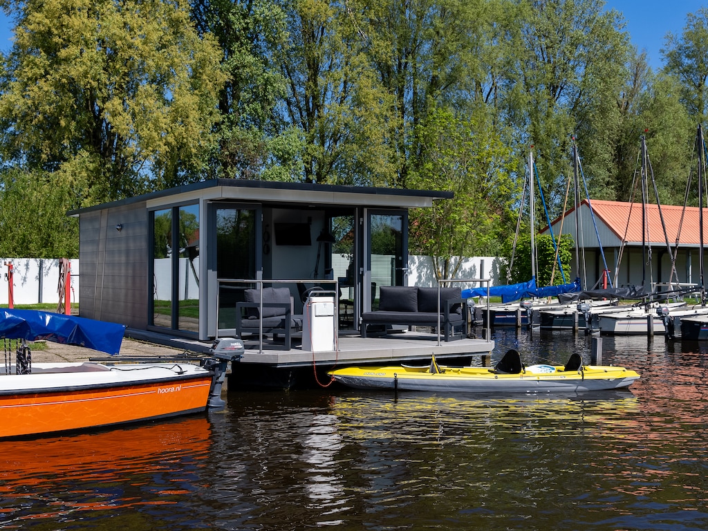 Hausboot in Heeg mit Blick auf den Hafen