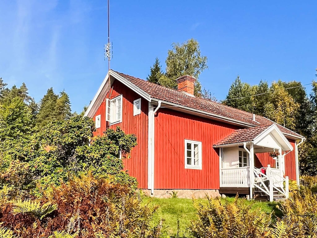 Schilderachtig huis aan het meer bij Askersund