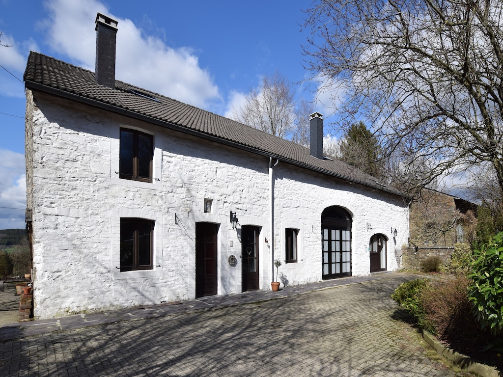 Voormalige boerderij in een rustig dorp