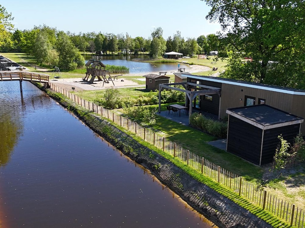 Luxe vakantiewoning omringd door water en bos