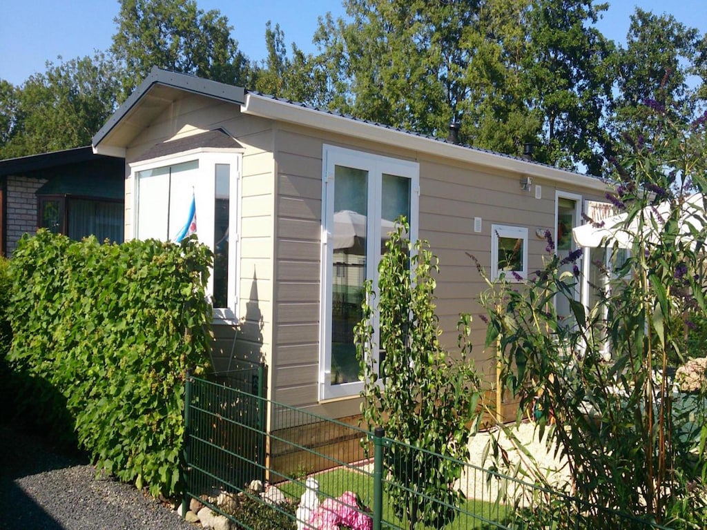 Gemütliches Chalet für 2 Personen in Tzummarum, Friesland, mit Terrasse, Garten und Gemeinschaftspool.