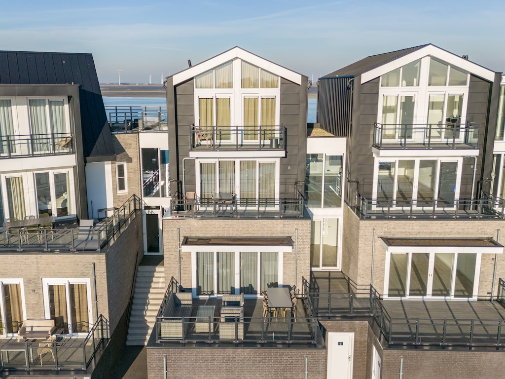 Huis aan het meer Sint-Annaland bij haven