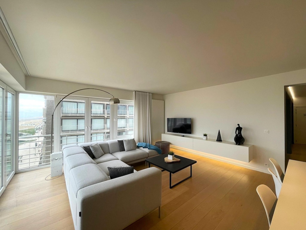 Appartement bij Epernayplein met Zeezicht