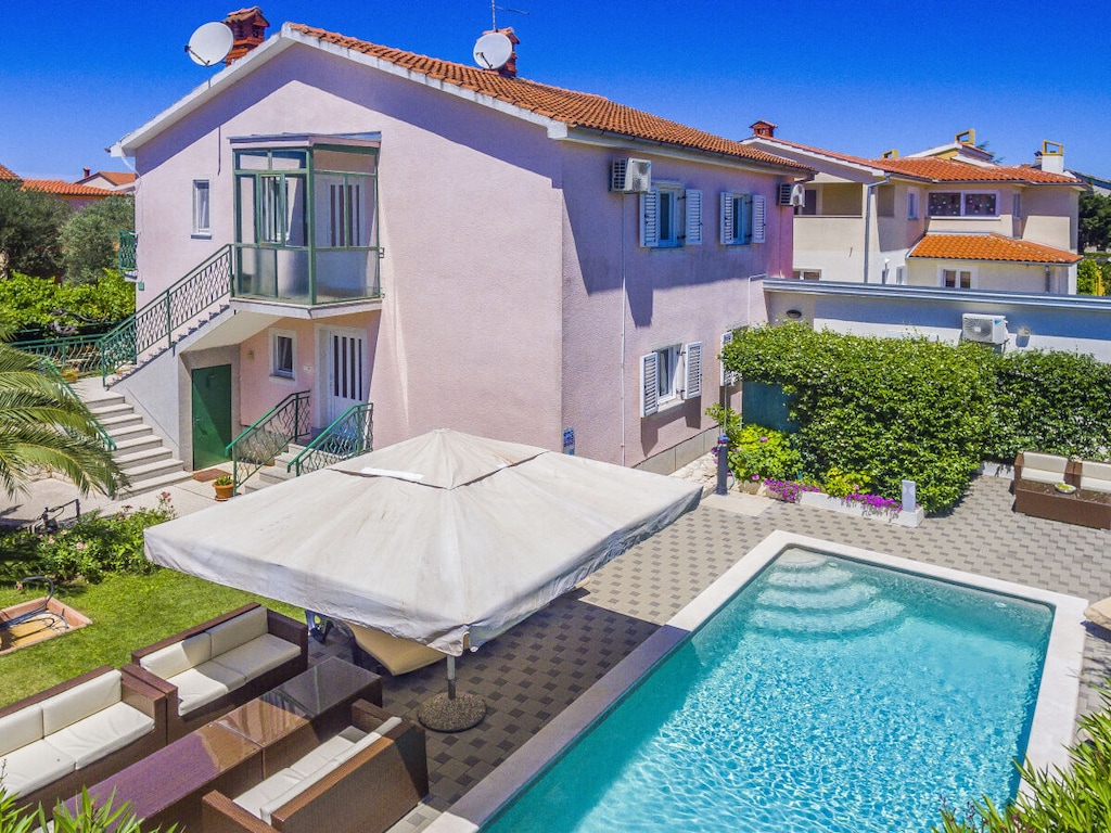 Villa in Pula met zwembad