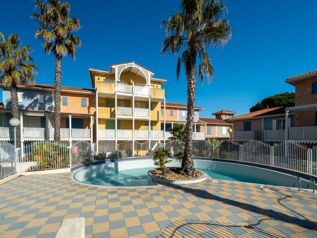 Appartement aan het strand met zwembad