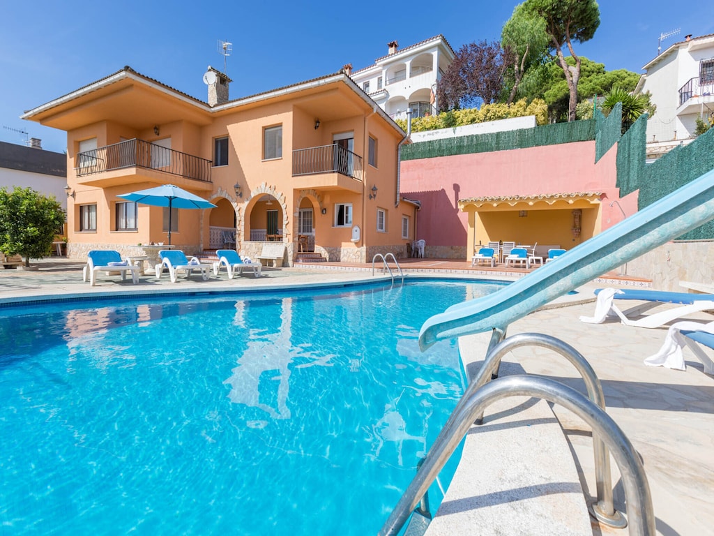 Ruime villa met 6 slaapkamers in Blanes