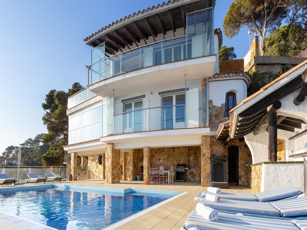 Villa in Cala Canyelles mit Meerblick & Pool