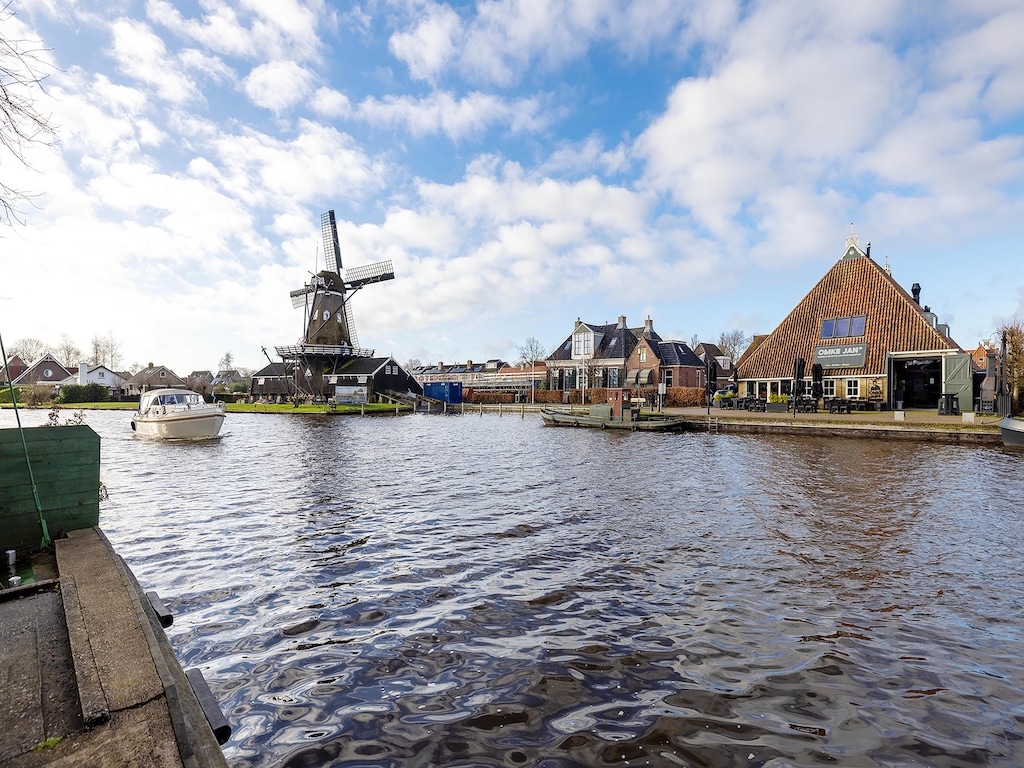 Stolpboerderij aan het Water in Friesland