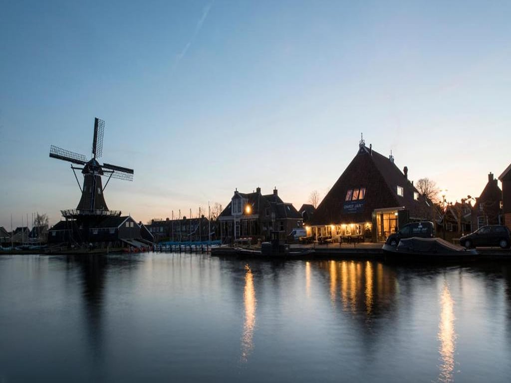 Boerderij in het Friese Woudsend met bar en aanlegsteiger