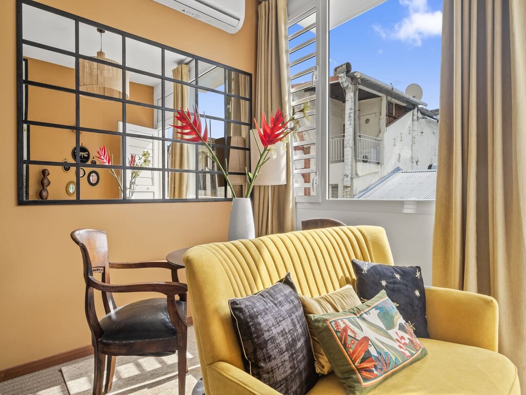 Stilvoller urbaner Aufenthalt mit Terrasse