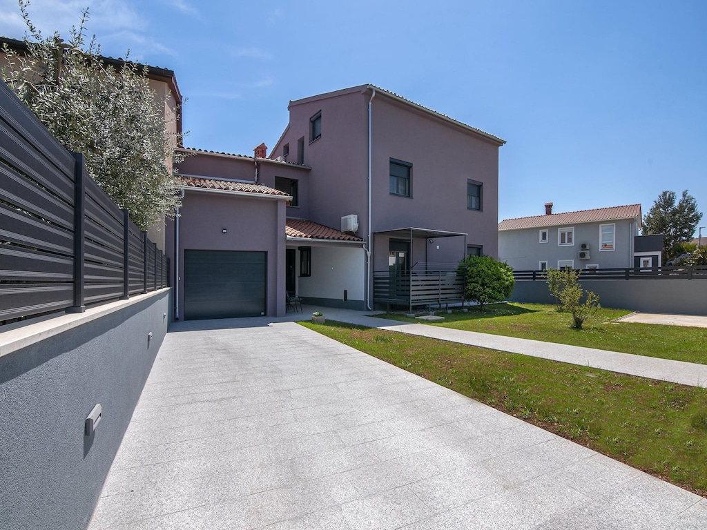 Appartement in Fažana bij rotsstrand