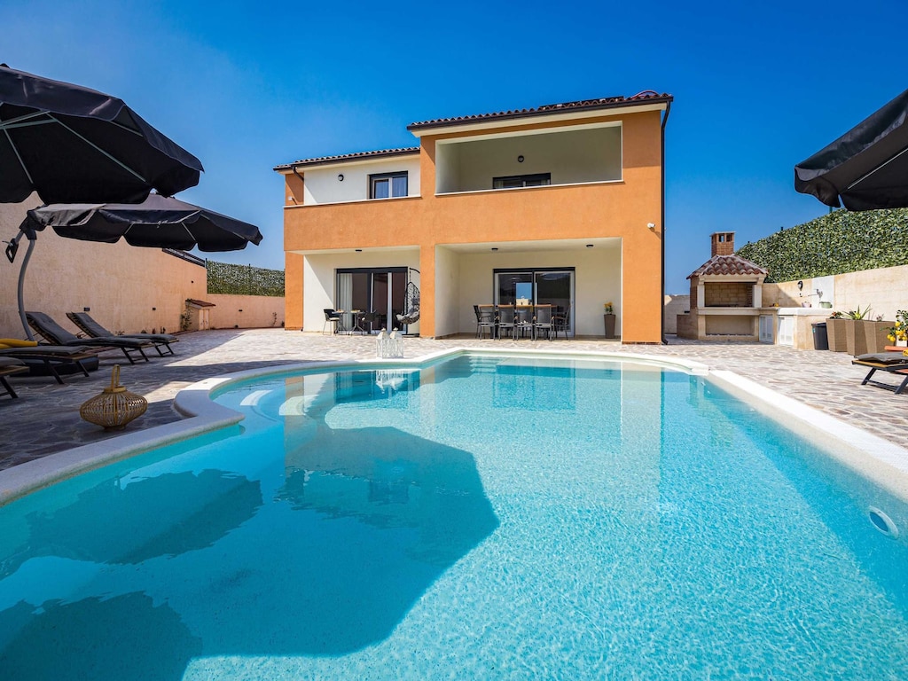 Luxe villa in Pula met zwembad en jacuzzi