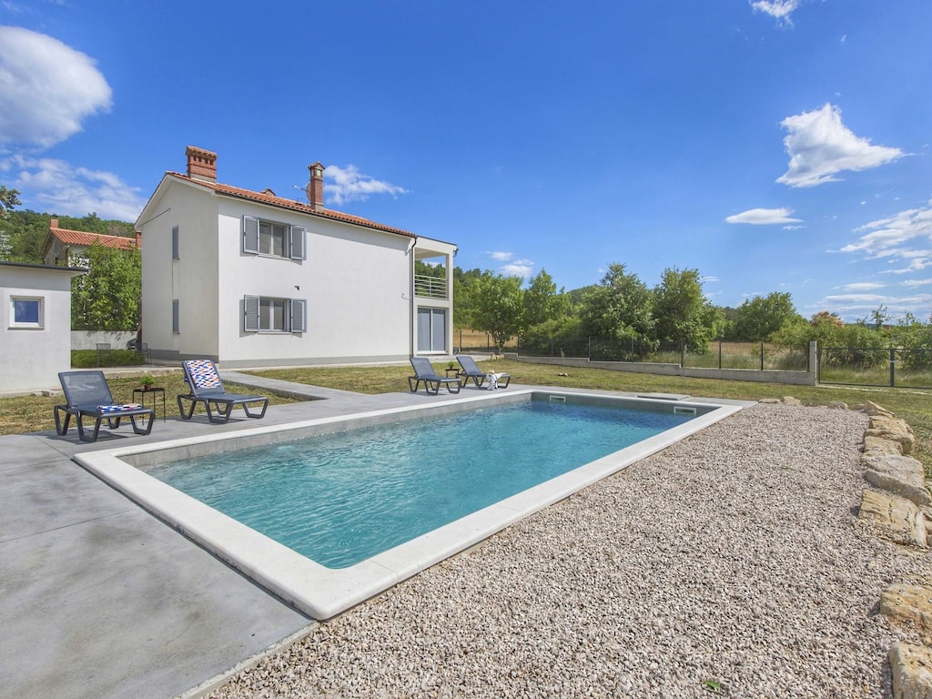 Appartement in Labin met Zwembad & Strand