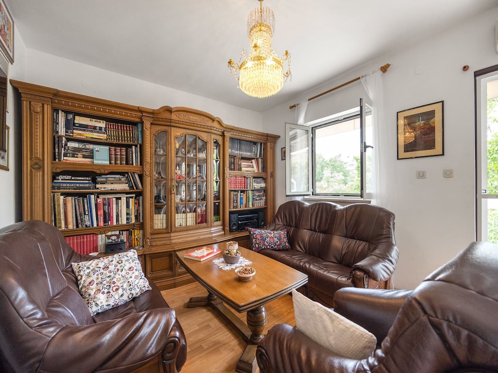 Appartement in Rakalj bij rotsstrand