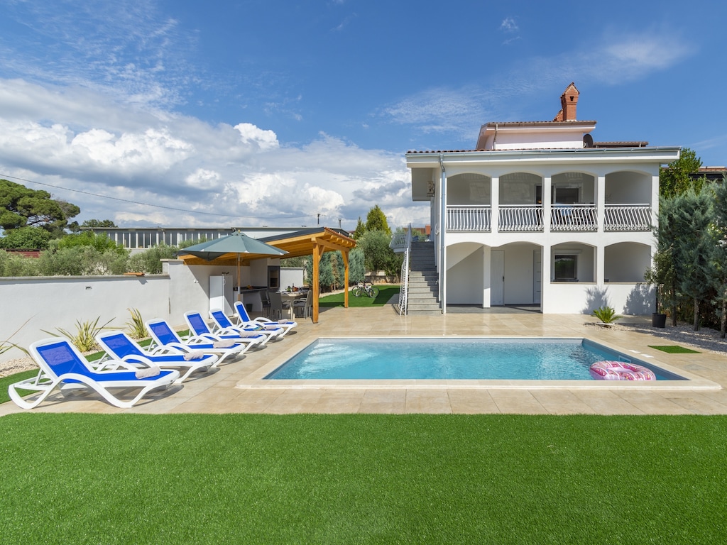 Ontspannende villa nabij Porec met zwembad
