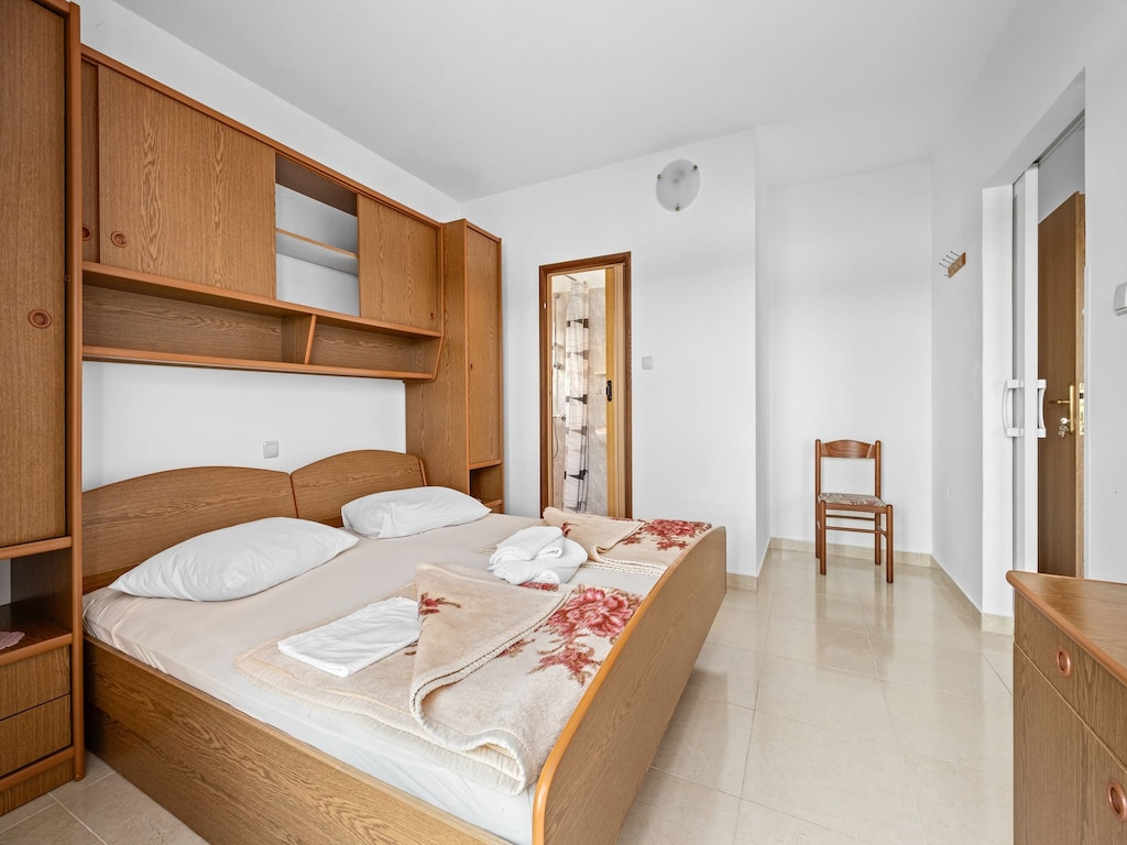 Apt met zeezicht in Rab, 500m van het strand