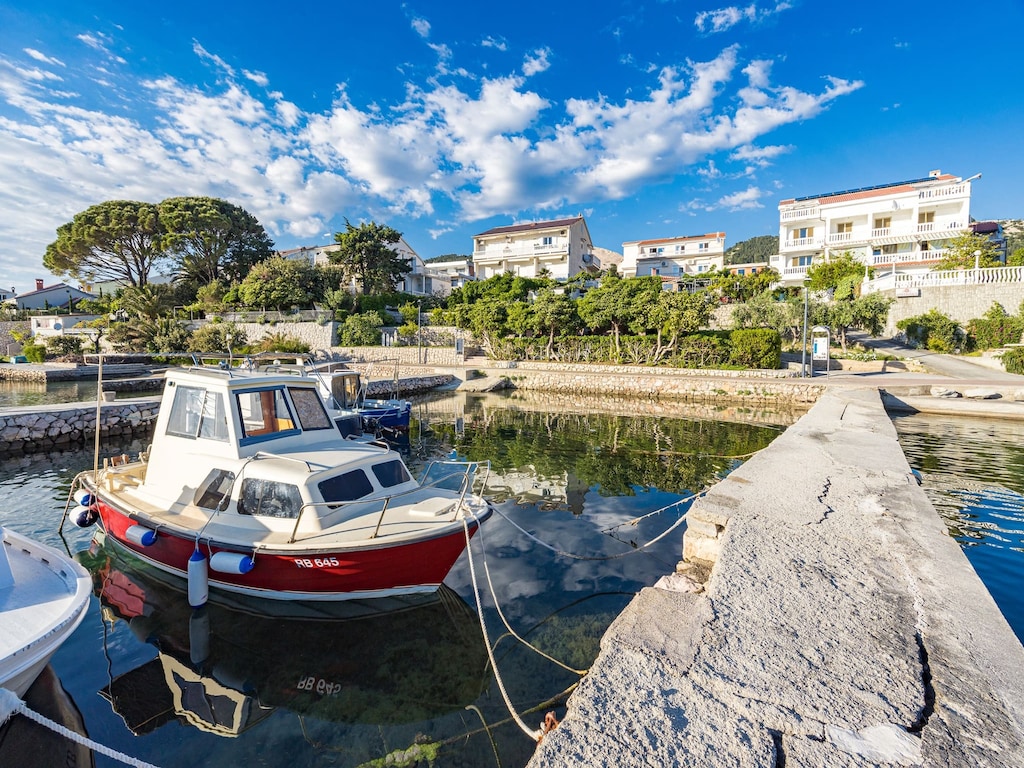 Appartement Rab met privésteiger en zeezicht